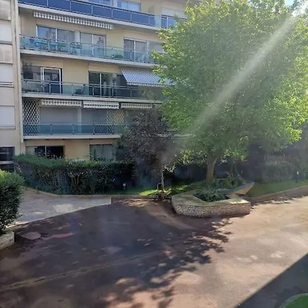 Apartment Paris 1 *